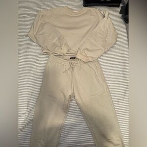 TALENTLESS Off-White Sweat Set